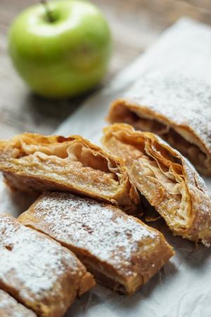 apple retes strudel slices